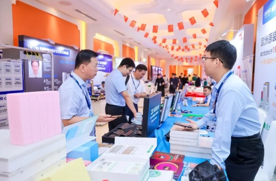 技术驱动，温暖未来 | 上海青鱼亮相2025江苏省供暖及五恒大会，共谱行业新篇